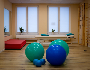Physiotherapie Dornick Bautzen Raum mit Bällen Physiotherapie Dornick Bautzen Raum mit Bällen